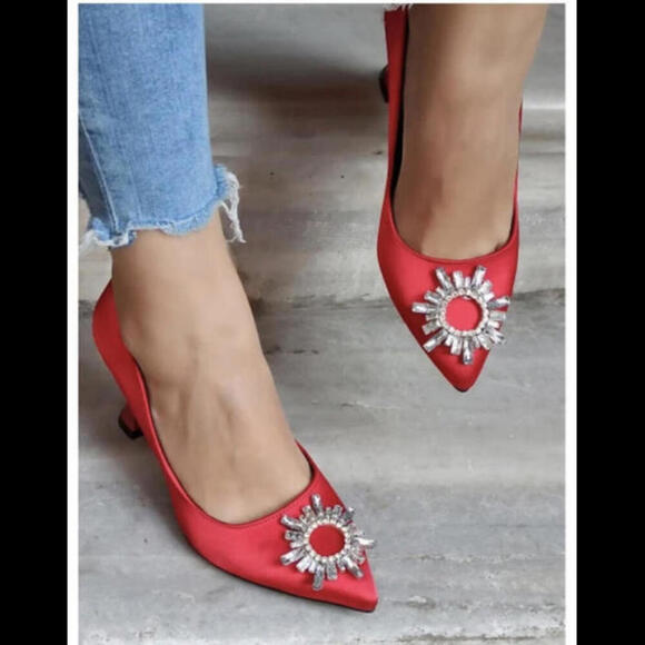 Elegant Red Satin Heels with Crystal Embellishments - Picture 1 of 7